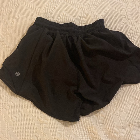 Black Lululemon hottie hot shorts size 2 - Picture 2 of 2